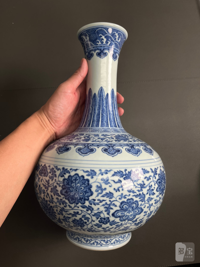 清乾隆  青花缠枝莲纹赏瓶 - 图10